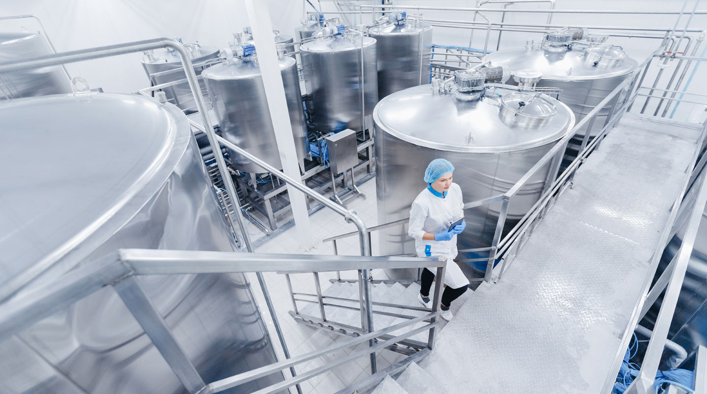 Technicien de maintenance vérifiant des brûleurs gaz propane dans une usine agroalimentaire