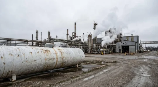 Vue d'une installation industrielle avec une citerne de gaz propane et des équipements de process thermique